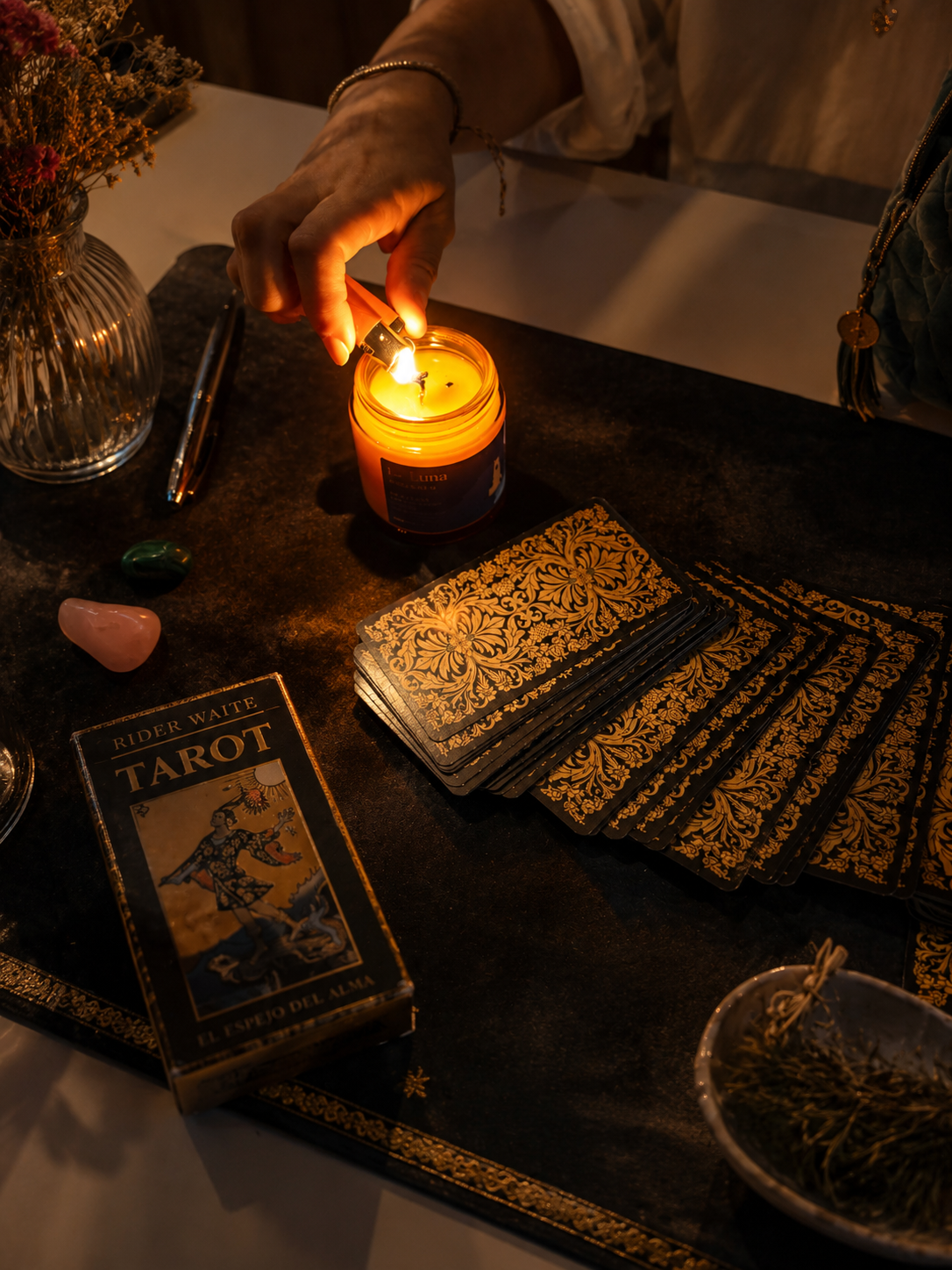 Preparación de una sesión de tarot con cartas y una vela