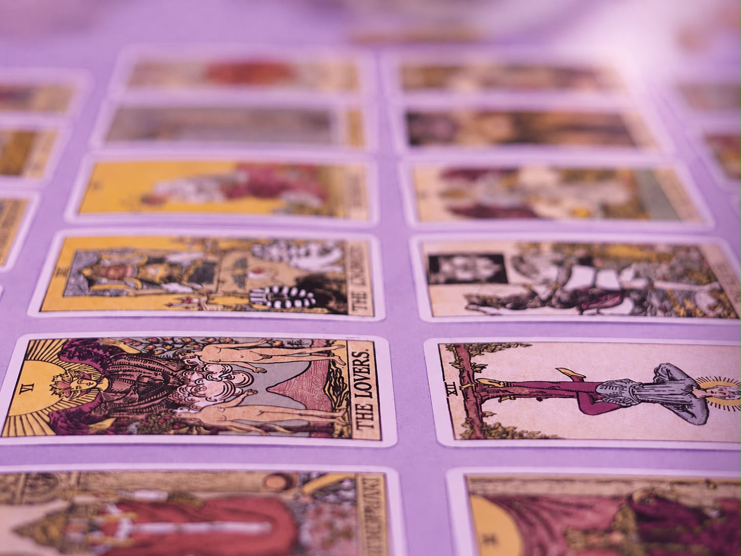 Cartas de tarot desplegadas sobre una mesa